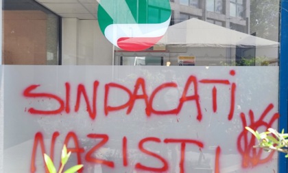 Raid vandalico contro la sede della Cisl: "Sindacati nazisti"