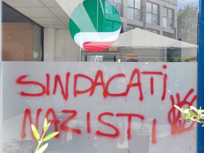 Raid vandalico contro la sede della Cisl: “Sindacati nazisti”