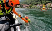 Vigili del fuoco sulle moto d'acqua, il video da brividi a Lecco