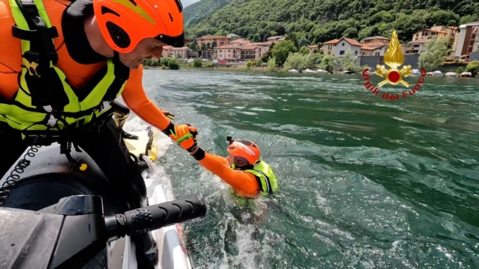 Vigili del fuoco sulle moto d’acqua, il video da brividi a Lecco