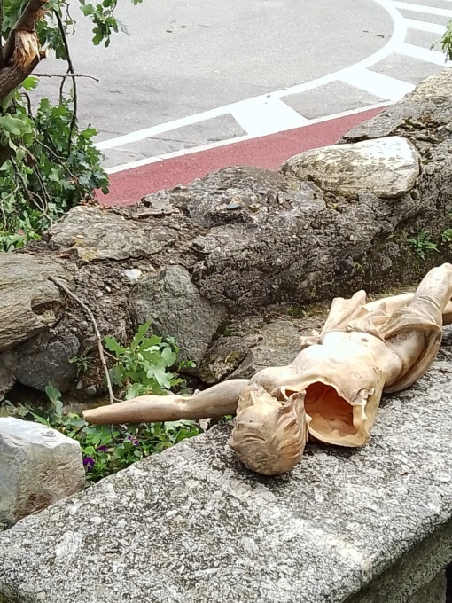 Alberi a terra: il maltempo colpisce anche Oggiono. A Malgrate abbattuto un crocifisso