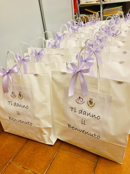 Il Comune di Ballabio festeggia i nuovi nati pensa ai bimbi prematuri