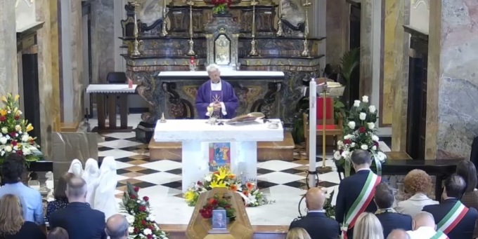 Tutta la comunità riunita per dare l’ultimo saluto al vicesindaco Innocente Vassena