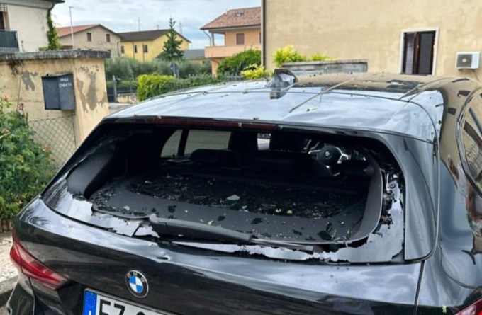 Auto e case danneggiate dalla grandine. “30 interminabili secondi di delirio”