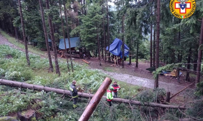 Tragedia al campo scout: 16enne morta travolta da un albero