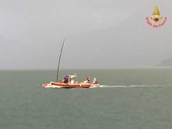 Barca a vela ribaltata, si aggrappano alla chiglia per non annegare: salvati