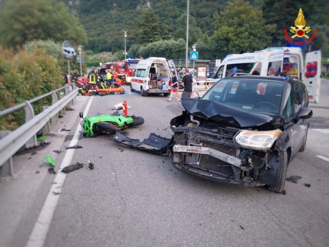 Paura a Oliveto Lario: auto contro moto sulla Lecco-Bellagio
