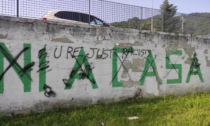 Pratone di Pontida,  sul murale appare la scritta  "Siete solo razzisti"