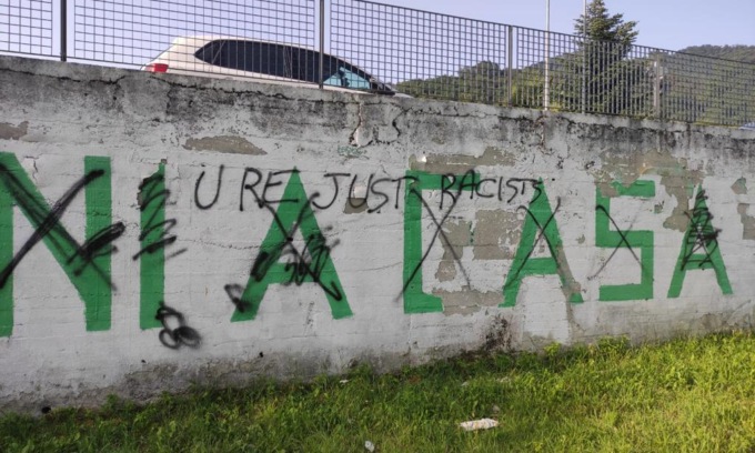 Pratone di Pontida,  sul murale appare la scritta  “Siete solo razzisti”