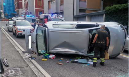Pauroso schianto in via Capodistria: auto ribaltata, due ottantenni in condizioni serie