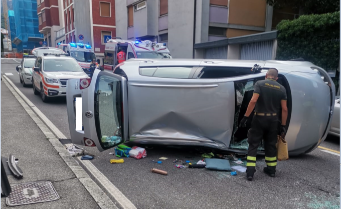 Pauroso schianto in via Capodistria: auto ribaltata, due ottantenni in condizioni serie