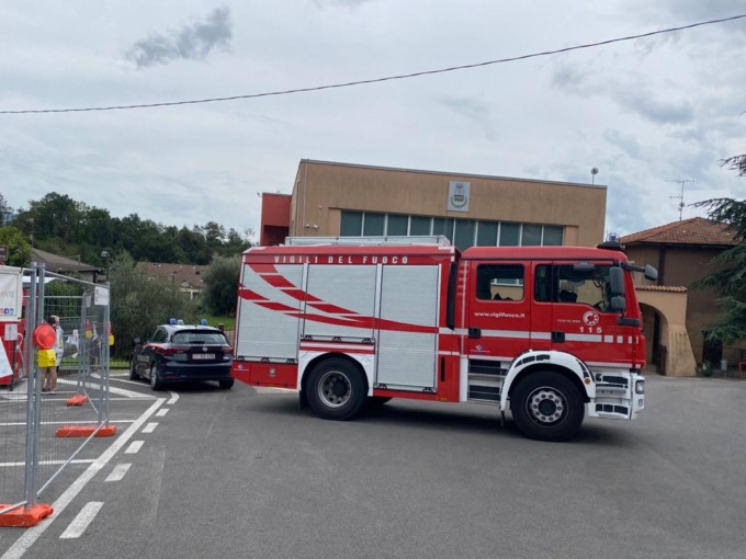 Cesana Brianza: 53enne precipita dal tetto della scuola