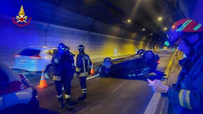 Traffico in tilt lungo la Ss36: auto ribaltata nel tunnel del Barro e tamponamento a Pescate