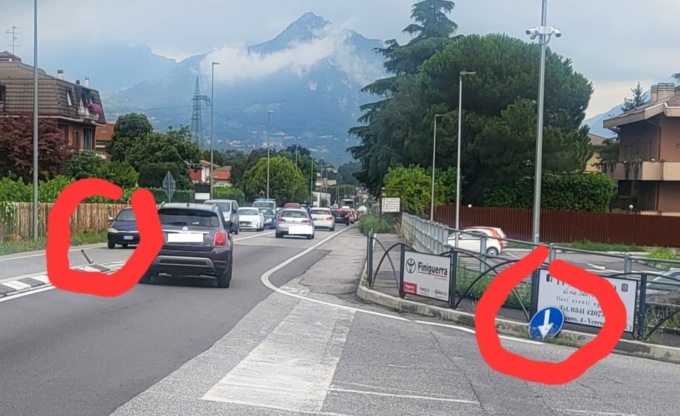 Si schianta sullo spartitraffico “della discordia”