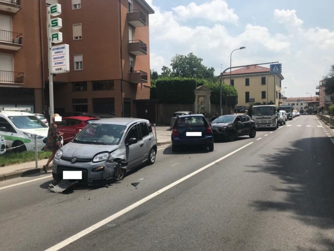 Carambola sulla Lecco Bergamo: per evitare un camion si scontra con due auto