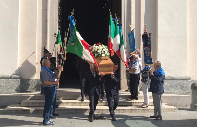 Valmadrera saluta Emilia Dell’Oro: in tantissimi al funerale. Le nipoti: “Era una forza della natura”