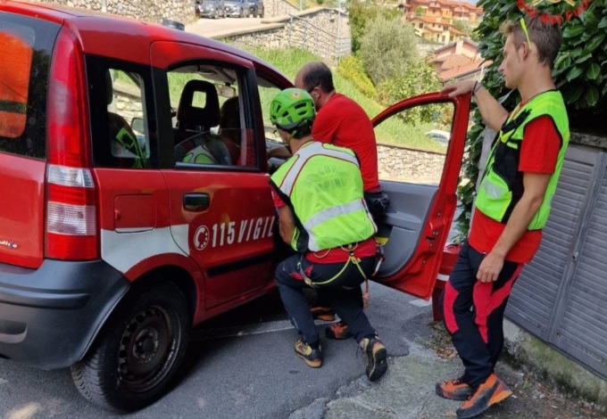 Civate, intervento dei Vigili del fuoco per soccorrere una persona ferita in zona impervia