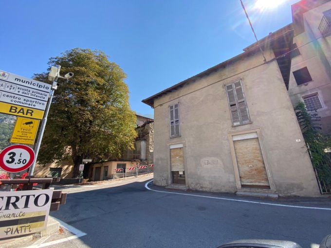 Erve, apprensione per un edificio che, da un momento all’altro, potrebbe crollare lungo la strada principale