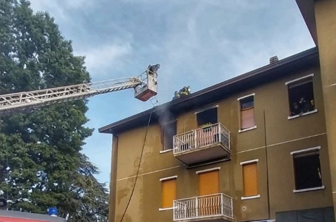 Incendio a Barzanò, evacuate alcune persone. Intervenuti i Vigili del fuoco