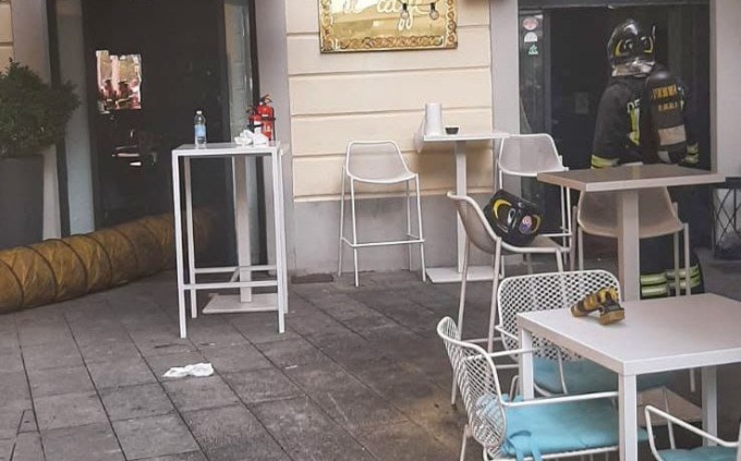 Principio di incendio in un bar in piazza Cermenati, intervengono i Vigili del fuoco