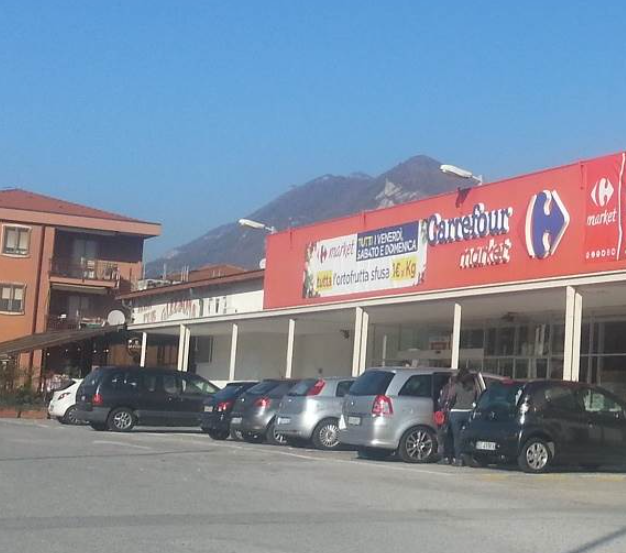 Ladri acrobati si calano dal tetto e svaligiano il supermercato