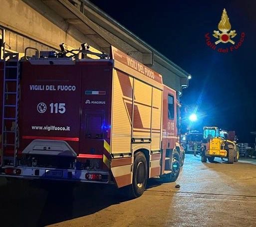 Crollo in azienda di formaggio: imprenditore travolto e ucciso. In campo anche i Vigili del fuoco di Lecco
