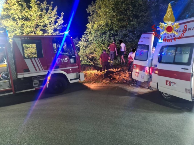 Casargo: auto nella scarpata nella notte