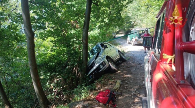 In bilico sul ciglio della scarpata: auto bloccata da un albero