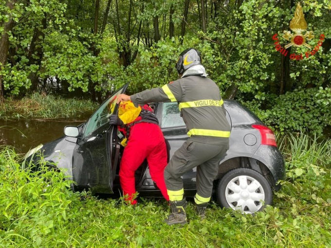 Auto nel canale: 20enne salvata dai Vigili del fuoco