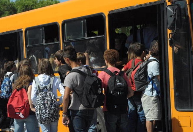 Studenti lasciati a piedi dagli autobus: sindaci dal Prefetto