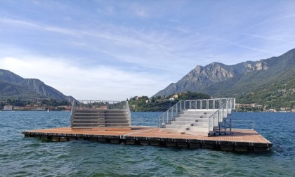 Sul lago a Lecco "spunta" una piattaforma galleggiante con due tribune