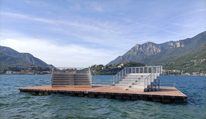 Sul lago a Lecco “spunta” una piattaforma galleggiante con due tribune