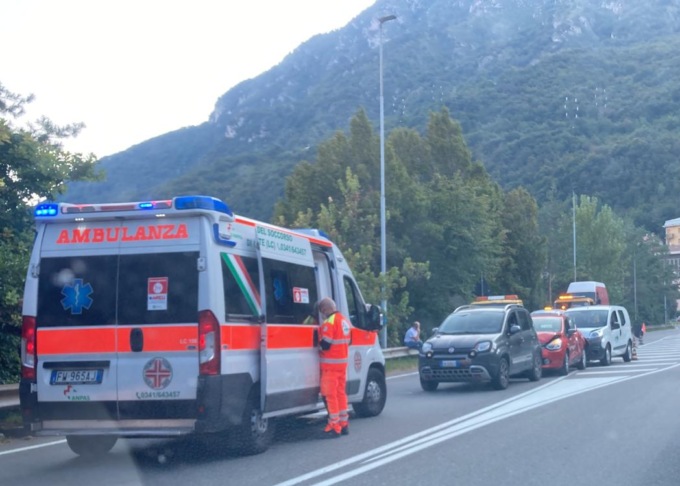 Scontro tra due auto e un furgone a Pescate: soccorse quattro persone. Ponte Manzoni chiuso verso Lecco