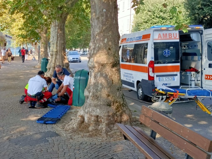 Si accascia sul lungolago e picchia la testa sul porfido