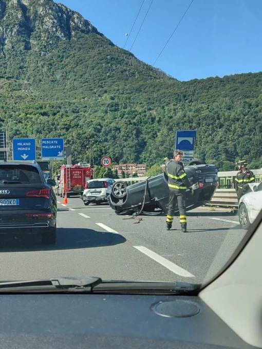Incidente appena fuori dalla galleria del Barro, in direzione Milano: lunghe code.