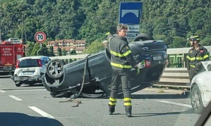 Incidente appena fuori dalla galleria del Barro, in direzione Milano: lunghe code.