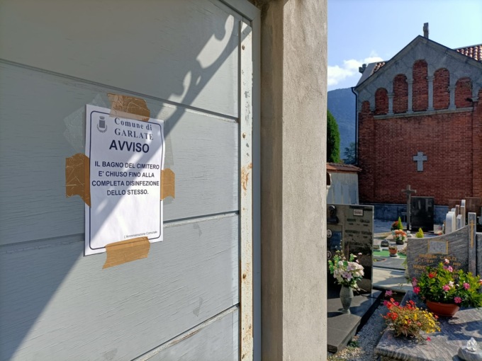 Chiusi i bagni del cimitero dopo i vandalismi