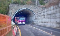 Lecco Ballabio: operaio al lavoro nel cantiere della frana  percipita nella scarpata