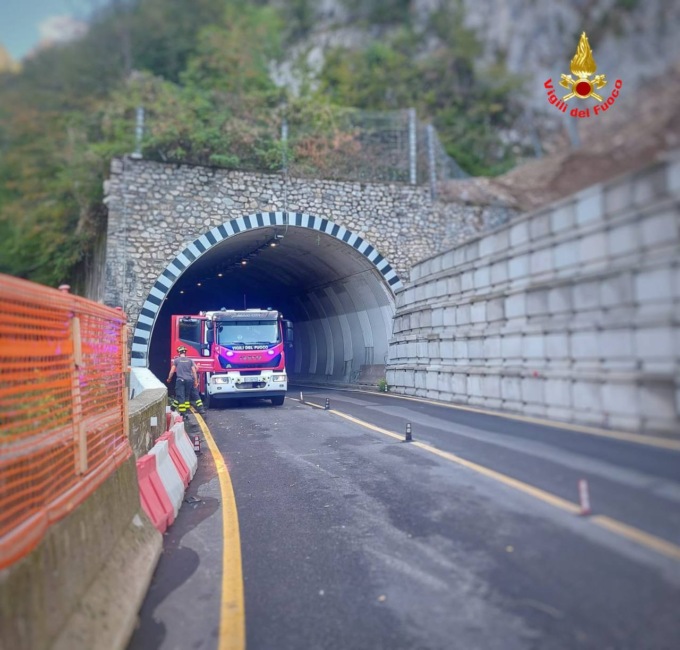 Lecco Ballabio: operaio al lavoro nel cantiere della frana  percipita nella scarpata