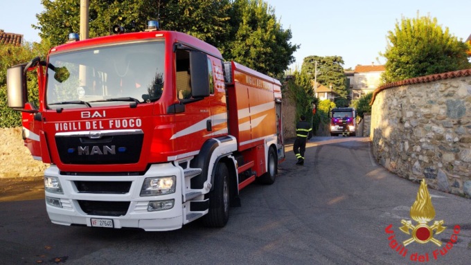 Incendio in villa: a fuoco la depandance