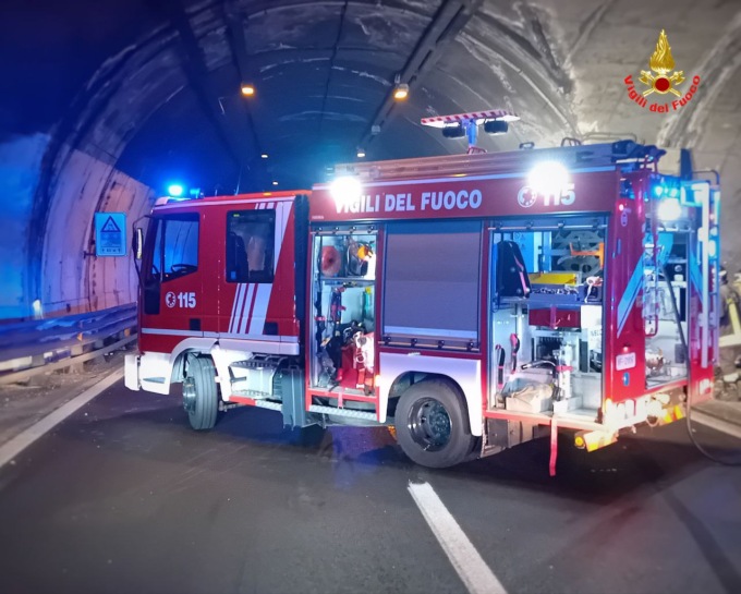 Auto ribaltata in galleria: 19enne incastrata, giovane sbalzato dalla vettura
