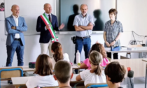 Primo giorno di scuola a Lecco: sindaco dai bimbi della Carducci nei moduli