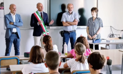 Primo giorno di scuola a Lecco: sindaco dai bimbi della Carducci nei moduli  - Prima Lecco