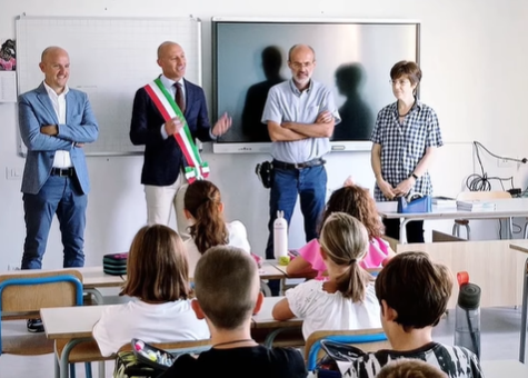 Primo giorno di scuola a Lecco: sindaco dai bimbi della Carducci nei moduli