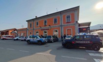 Violenza sessuale su un ragazzino sul treno a Calolzio: arrestato