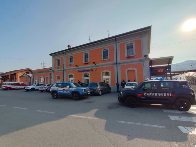 Violenza sessuale su un ragazzino sul treno a Calolzio: arrestato