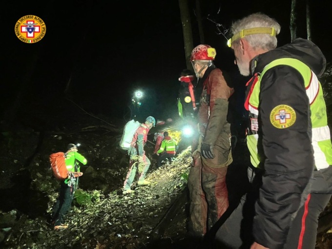 Pian del Tivano: speleologo rischia l’assideramento in grotta, salvato dal Soccorso Alpino