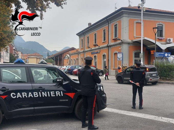 Tenta di fuggire con la spesa: arrestato 18enne