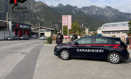 Civate, sorpreso dai Carabinieri con la droga in auto