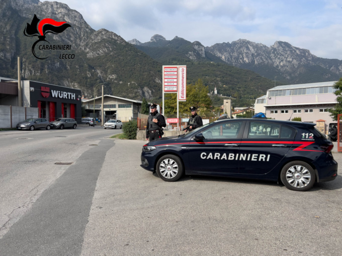 Civate, sorpreso dai Carabinieri con la droga in auto